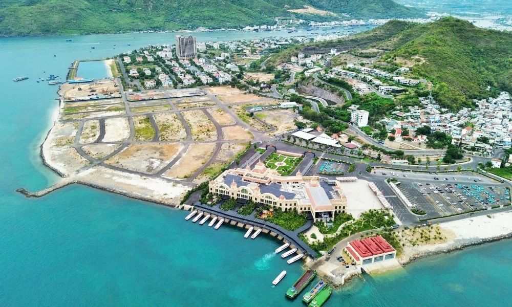 Pháp lý là yếu tố then chốt quyết định giá trị và sự an toàn của một dự án bất động sản. Với Vinpearl Phú Quý, hệ thống hồ sơ pháp lý được chuẩn bị đầy đủ và công khai ngay từ giai đoạn đầu, mang đến sự an tâm cho nhà đầu tư và khẳng định uy tín của Vingroup. Bài viết dưới đây sẽ phân tích chi tiết các giấy tờ quan trọng cũng như lợi thế pháp lý giúp Vinpearl Phú Quý nổi bật trên thị trường. Dự án Vinpearl Phú Quý đã hoàn thiện những hồ sơ pháp nào? Dự án Vinpearl Phú Quý đang từng bước hoàn thiện các thủ tục pháp lý quan trọng, đảm bảo minh bạch, tuân thủ nghiêm ngặt quy định pháp luật hiện hành. Những hồ sơ pháp lý nổi bật đã được hoàn tất bao gồm: Quyết định cho phép đầu tư và xác lập chủ đầu tư Văn bản này là cơ sở pháp lý đầu tiên xác nhận dự án được cơ quan có thẩm quyền phê duyệt, đồng thời khẳng định Vingroup là chủ đầu tư hợp pháp. Với quyết định này, dự án được phép triển khai các hạng mục theo kế hoạch, khẳng định tính hợp pháp và tính khả thi của dự án. Quy hoạch chi tiết tỉ lệ 1/500 Quy hoạch chi tiết 1/500 của Vinpearl Phú Quý được UBND tỉnh Khánh Hòa phê duyệt vào năm 2023 và đã được chấp thuận điều chỉnh vào tháng 7/2025. Quy hoạch xác định rõ ranh giới khu đất, phân khu chức năng, mạng lưới giao thông, hệ thống cấp thoát nước, điện năng và các tiện ích nội khu, làm cơ sở pháp lý vững chắc cho thiết kế kỹ thuật và thi công dự án. Tìm hiểu chi tiết về các điều chỉnh quy hoạch tại đây. Giấy chứng nhận quyền sử dụng và khai thác đất Chủ đầu tư Vingroup đã hoàn thành toàn bộ thủ tục giao đất và thuê đất, đồng thời được cấp giấy chứng nhận quyền sử dụng đất trên toàn bộ diện tích dự án. Văn bản này quy định rõ thời hạn khai thác cho từng loại hình, bao gồm đất ở lâu dài và đất thương mại dịch vụ, bảo đảm quyền lợi hợp pháp cho cả chủ đầu tư lẫn người sở hữu sau này. Chủ đầu tư nhận giấy chứng nhận quyền sử dụng đất đảm bảo quyền lợi hợp pháp cho cư dân và dự án Hồ sơ đánh giá tác động đến môi trường tự nhiên (ĐTM) Hồ sơ ĐTM của dự án Vinpearl Phú Quý đã được Bộ Tài nguyên và Môi trường thông qua, chứng tỏ dự án tuân thủ các tiêu chuẩn về bảo vệ môi trường biển, duy trì hệ sinh thái, xử lý chất thải và giảm thiểu ảnh hưởng trong quá trình xây dựng. Đây là cơ sở để dự án phát triển theo hướng bền vững và thân thiện với môi trường. Giấy phép khởi công và thi công công trình Sau khi hoàn tất quy hoạch và bản vẽ kỹ thuật, cơ quan chức năng đã cấp giấy phép xây dựng cho các hạng mục chính và hệ thống hạ tầng của dự án. Văn bản này đảm bảo mọi hoạt động khởi công và thi công đều tuân thủ đúng quy định, tạo nền tảng pháp lý vững chắc cho tiến độ dự án. Chứng nhận an toàn PCCC Các công trình của Vinpearl Phú Quý đã được cơ quan chuyên trách kiểm tra, thẩm định và cấp chứng nhận PCCC. Đây là điều kiện thiết yếu nhằm bảo đảm sự an toàn cho cư dân, đồng thời giảm thiểu rủi ro trong quá trình vận hành lâu dài. Hồ sơ bảo lãnh tài chính và hỗ trợ vay vốn Vinpearl Phú Quý đã hoàn thiện các thủ tục để được sự bảo lãnh từ các tổ chức tài chính uy tín, giúp cư dân dễ dàng thực hiện các giao dịch mua bán, sang tên, thế chấp hoặc vay vốn khi cần. Hệ thống pháp lý đầy đủ tạo nền tảng vững chắc cho Vinpearl Phú Quý triển khai và phát triển bền vững Lợi thế pháp lý giúp Vinpearl Phú Quý dẫn đầu thị trường Trong bối cảnh nhiều dự án ven biển còn vướng mắc thủ tục, Vinpearl Phú Quý nổi bật nhờ hệ thống pháp lý đầy đủ và minh bạch. Lợi thế đầu tiên đến từ uy tín của Tập đoàn Vingroup - chủ đầu tư đã khẳng định năng lực qua hàng loạt dự án quy mô lớn trên cả nước. Điều này giúp nhà đầu tư an tâm về khả năng triển khai cũng như cam kết lâu dài. Một điểm mạnh khác là việc hoàn thiện hồ sơ pháp lý ngay từ giai đoạn đầu. Quy trình bài bản này giúp dự án đảm bảo tiến độ xây dựng, nhanh chóng đưa sản phẩm ra thị trường và tạo lợi thế cạnh tranh rõ rệt trong bối cảnh bất động sản nghỉ dưỡng đang bước vào chu kỳ tăng trưởng. Ngoài ra, việc công khai minh bạch giấy tờ pháp lý giúp khách hàng dễ dàng kiểm chứng thông tin. Điều này không chỉ củng cố niềm tin mà còn nâng cao tính thanh khoản cho sản phẩm. Bất động sản tại Vinpearl Phú Quý vì thế trở thành lựa chọn an toàn, bền vững, vừa có giá trị khai thác du lịch, vừa là chiến lược đầu tư thông minh trong dài hạn. Pháp lý minh bạch tạo nền tảng giúp Vinpearl Phú Quý dẫn đầu thị trường Dự án Vinpearl Phú Quý khẳng định vị thế nhờ hệ thống pháp lý hoàn thiện, minh bạch và được bảo chứng bởi uy tín Vingroup. Sự chuẩn bị bài bản này giúp dự án vận hành đúng quy định, hạn chế rủi ro và mang lại sự an tâm tuyệt đối cho nhà đầu tư. Với nền tảng pháp lý vững chắc, Vinpearl Phú Quý hứa hẹn trở thành điểm sáng trên thị trường bất động sản ven biển. Để được tư vấn thêm các thông tin về dự án Vinhomes Phú Quý, vui lòng liên hệ với chúng tôi thông qua: Điện thoại: 0898 898 688 Email: vinphuquy@gmail.com
