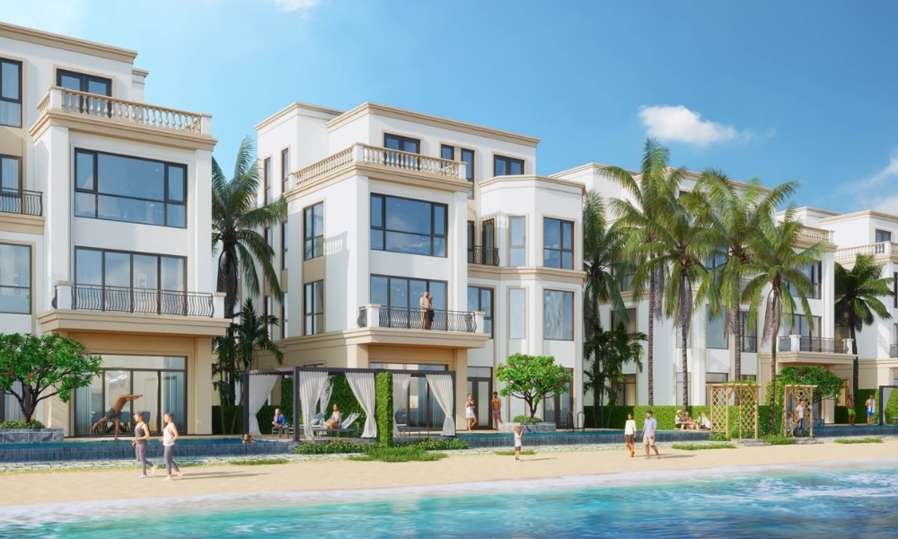 Pháp lý là yếu tố then chốt quyết định giá trị và sự an toàn của một dự án bất động sản. Với Vinpearl Phú Quý, hệ thống hồ sơ pháp lý được chuẩn bị đầy đủ và công khai ngay từ giai đoạn đầu, mang đến sự an tâm cho nhà đầu tư và khẳng định uy tín của Vingroup. Bài viết dưới đây sẽ phân tích chi tiết các giấy tờ quan trọng cũng như lợi thế pháp lý giúp Vinpearl Phú Quý nổi bật trên thị trường. Dự án Vinpearl Phú Quý đã hoàn thiện những hồ sơ pháp nào? Dự án Vinpearl Phú Quý đang từng bước hoàn thiện các thủ tục pháp lý quan trọng, đảm bảo minh bạch, tuân thủ nghiêm ngặt quy định pháp luật hiện hành. Những hồ sơ pháp lý nổi bật đã được hoàn tất bao gồm: Quyết định cho phép đầu tư và xác lập chủ đầu tư Văn bản này là cơ sở pháp lý đầu tiên xác nhận dự án được cơ quan có thẩm quyền phê duyệt, đồng thời khẳng định Vingroup là chủ đầu tư hợp pháp. Với quyết định này, dự án được phép triển khai các hạng mục theo kế hoạch, khẳng định tính hợp pháp và tính khả thi của dự án. Quy hoạch chi tiết tỉ lệ 1/500 Quy hoạch chi tiết 1/500 của Vinpearl Phú Quý được UBND tỉnh Khánh Hòa phê duyệt vào năm 2023 và đã được chấp thuận điều chỉnh vào tháng 7/2025. Quy hoạch xác định rõ ranh giới khu đất, phân khu chức năng, mạng lưới giao thông, hệ thống cấp thoát nước, điện năng và các tiện ích nội khu, làm cơ sở pháp lý vững chắc cho thiết kế kỹ thuật và thi công dự án. Tìm hiểu chi tiết về các điều chỉnh quy hoạch tại đây. Giấy chứng nhận quyền sử dụng và khai thác đất Chủ đầu tư Vingroup đã hoàn thành toàn bộ thủ tục giao đất và thuê đất, đồng thời được cấp giấy chứng nhận quyền sử dụng đất trên toàn bộ diện tích dự án. Văn bản này quy định rõ thời hạn khai thác cho từng loại hình, bao gồm đất ở lâu dài và đất thương mại dịch vụ, bảo đảm quyền lợi hợp pháp cho cả chủ đầu tư lẫn người sở hữu sau này. Chủ đầu tư nhận giấy chứng nhận quyền sử dụng đất đảm bảo quyền lợi hợp pháp cho cư dân và dự án Hồ sơ đánh giá tác động đến môi trường tự nhiên (ĐTM) Hồ sơ ĐTM của dự án Vinpearl Phú Quý đã được Bộ Tài nguyên và Môi trường thông qua, chứng tỏ dự án tuân thủ các tiêu chuẩn về bảo vệ môi trường biển, duy trì hệ sinh thái, xử lý chất thải và giảm thiểu ảnh hưởng trong quá trình xây dựng. Đây là cơ sở để dự án phát triển theo hướng bền vững và thân thiện với môi trường. Giấy phép khởi công và thi công công trình Sau khi hoàn tất quy hoạch và bản vẽ kỹ thuật, cơ quan chức năng đã cấp giấy phép xây dựng cho các hạng mục chính và hệ thống hạ tầng của dự án. Văn bản này đảm bảo mọi hoạt động khởi công và thi công đều tuân thủ đúng quy định, tạo nền tảng pháp lý vững chắc cho tiến độ dự án. Chứng nhận an toàn PCCC Các công trình của Vinpearl Phú Quý đã được cơ quan chuyên trách kiểm tra, thẩm định và cấp chứng nhận PCCC. Đây là điều kiện thiết yếu nhằm bảo đảm sự an toàn cho cư dân, đồng thời giảm thiểu rủi ro trong quá trình vận hành lâu dài. Hồ sơ bảo lãnh tài chính và hỗ trợ vay vốn Vinpearl Phú Quý đã hoàn thiện các thủ tục để được sự bảo lãnh từ các tổ chức tài chính uy tín, giúp cư dân dễ dàng thực hiện các giao dịch mua bán, sang tên, thế chấp hoặc vay vốn khi cần. Hệ thống pháp lý đầy đủ tạo nền tảng vững chắc cho Vinpearl Phú Quý triển khai và phát triển bền vững Lợi thế pháp lý giúp Vinpearl Phú Quý dẫn đầu thị trường Trong bối cảnh nhiều dự án ven biển còn vướng mắc thủ tục, Vinpearl Phú Quý nổi bật nhờ hệ thống pháp lý đầy đủ và minh bạch. Lợi thế đầu tiên đến từ uy tín của Tập đoàn Vingroup - chủ đầu tư đã khẳng định năng lực qua hàng loạt dự án quy mô lớn trên cả nước. Điều này giúp nhà đầu tư an tâm về khả năng triển khai cũng như cam kết lâu dài. Một điểm mạnh khác là việc hoàn thiện hồ sơ pháp lý ngay từ giai đoạn đầu. Quy trình bài bản này giúp dự án đảm bảo tiến độ xây dựng, nhanh chóng đưa sản phẩm ra thị trường và tạo lợi thế cạnh tranh rõ rệt trong bối cảnh bất động sản nghỉ dưỡng đang bước vào chu kỳ tăng trưởng. Ngoài ra, việc công khai minh bạch giấy tờ pháp lý giúp khách hàng dễ dàng kiểm chứng thông tin. Điều này không chỉ củng cố niềm tin mà còn nâng cao tính thanh khoản cho sản phẩm. Bất động sản tại Vinpearl Phú Quý vì thế trở thành lựa chọn an toàn, bền vững, vừa có giá trị khai thác du lịch, vừa là chiến lược đầu tư thông minh trong dài hạn. Pháp lý minh bạch tạo nền tảng giúp Vinpearl Phú Quý dẫn đầu thị trường Dự án Vinpearl Phú Quý khẳng định vị thế nhờ hệ thống pháp lý hoàn thiện, minh bạch và được bảo chứng bởi uy tín Vingroup. Sự chuẩn bị bài bản này giúp dự án vận hành đúng quy định, hạn chế rủi ro và mang lại sự an tâm tuyệt đối cho nhà đầu tư. Với nền tảng pháp lý vững chắc, Vinpearl Phú Quý hứa hẹn trở thành điểm sáng trên thị trường bất động sản ven biển. Để được tư vấn thêm các thông tin về dự án Vinhomes Phú Quý, vui lòng liên hệ với chúng tôi thông qua: Điện thoại: 0898 898 688 Email: vinphuquy@gmail.com